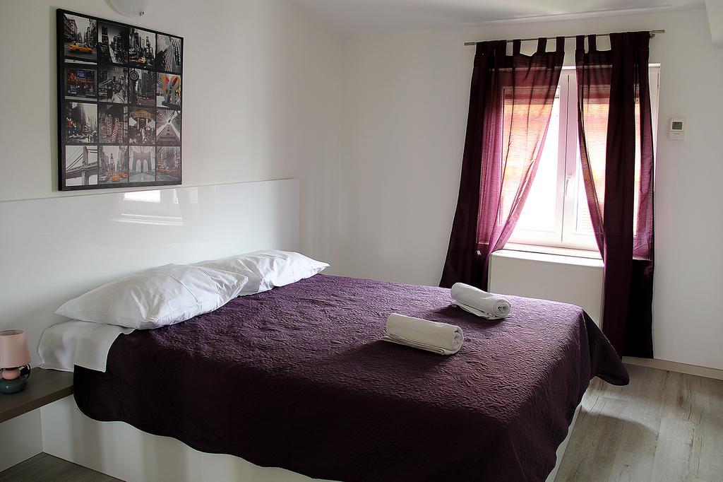 Apartments Silvija Примоштен Екстер'єр фото