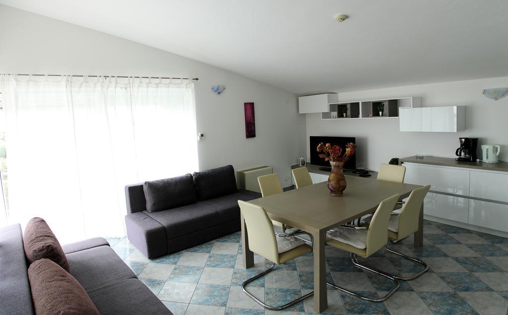 Apartments Silvija Примоштен Екстер'єр фото