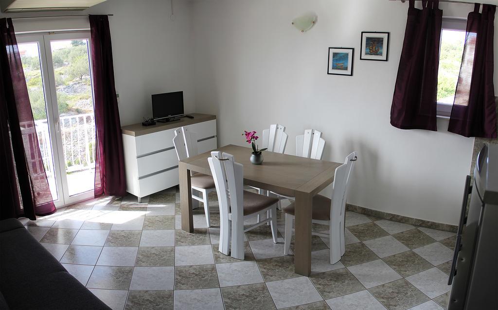 Apartments Silvija Примоштен Екстер'єр фото