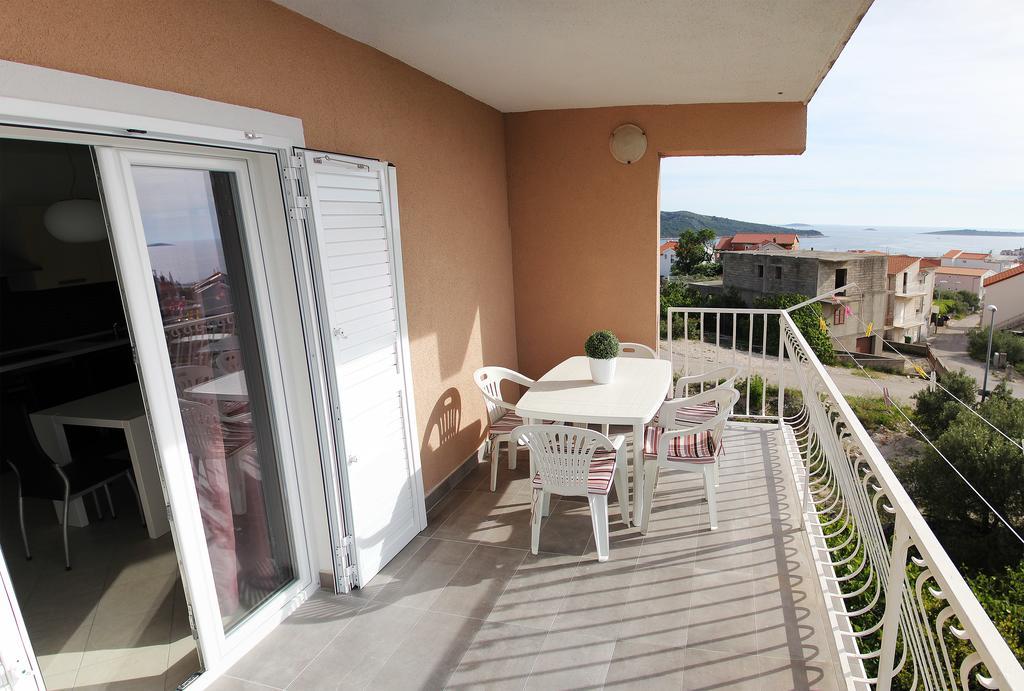 Apartments Silvija Примоштен Екстер'єр фото