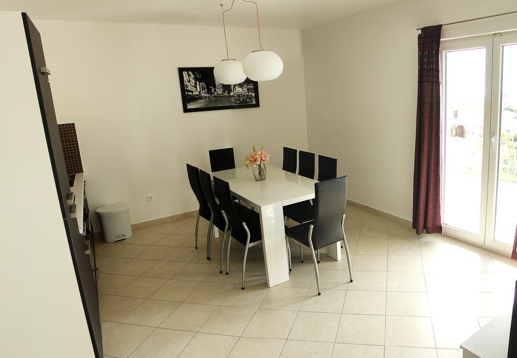 Apartments Silvija Примоштен Екстер'єр фото