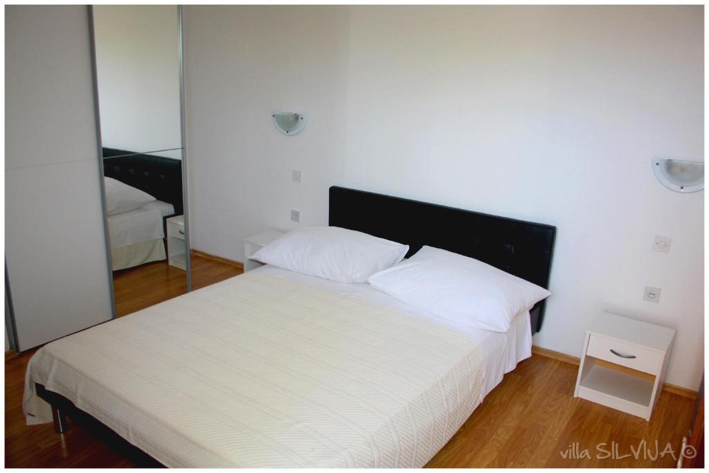 Apartments Silvija Примоштен Екстер'єр фото