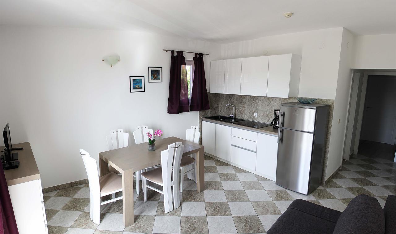 Apartments Silvija Примоштен Екстер'єр фото